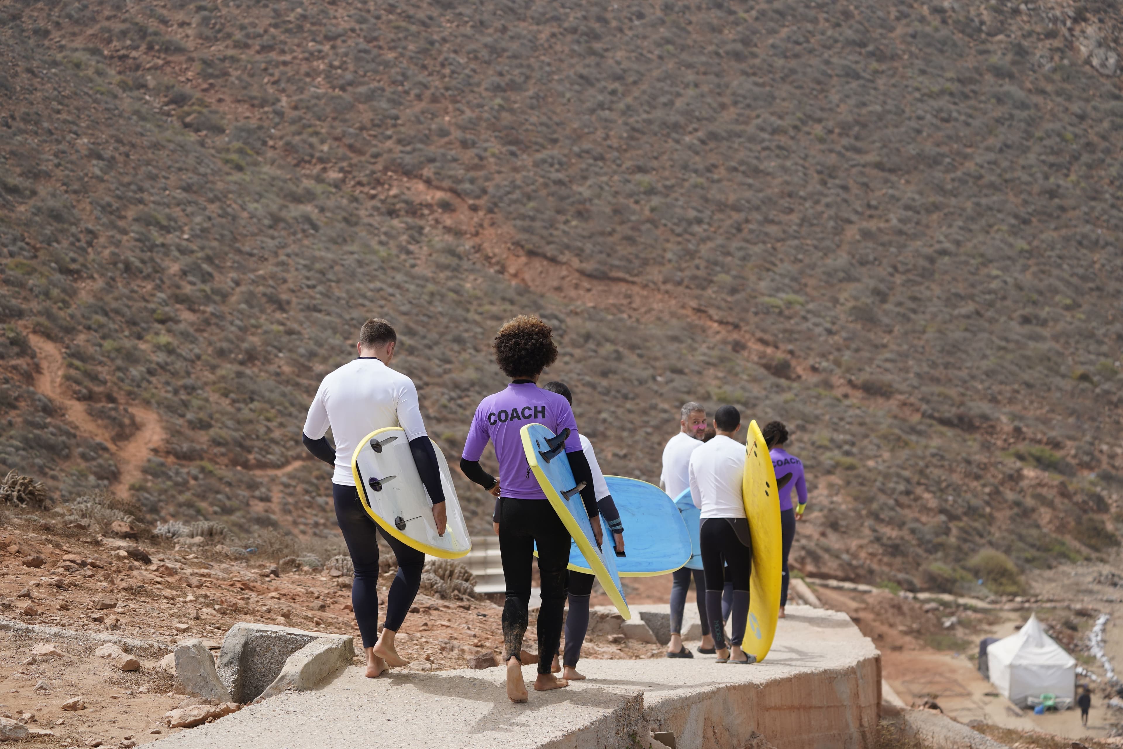 Woodstock guests heading to the waves with surfboards