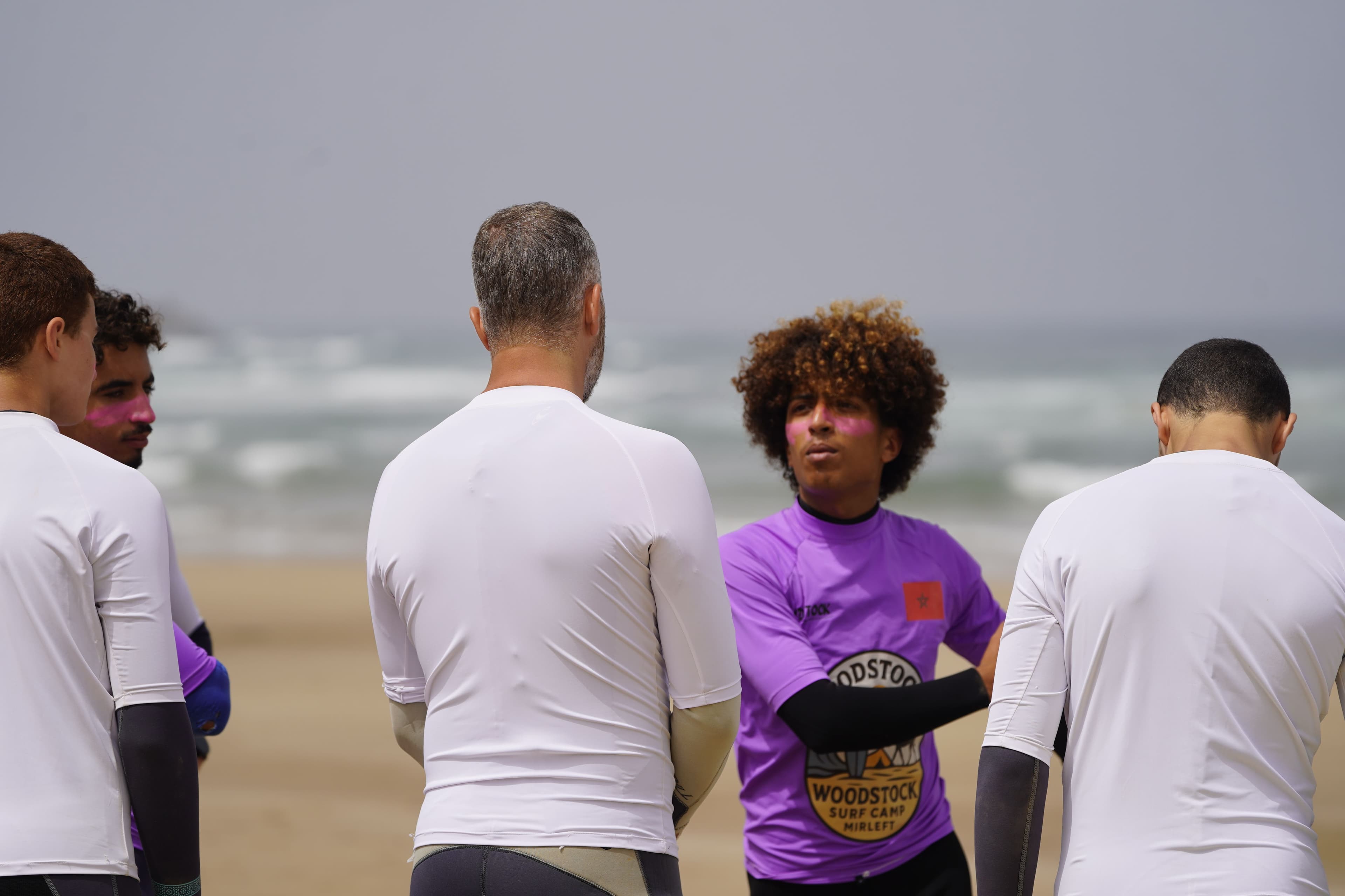 Certified Woodstock instructor explaining the surf session
